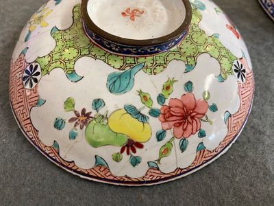 Een Chinese dekselkom met bloemen en vlinders in Canton email, Yongzheng/Qianlong — foto 6