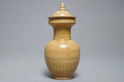Een Chinese dekselurne met onderglazuur decor, Song of later