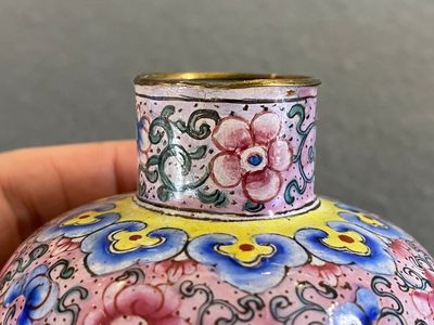 Een Chinese dekselvaas, een dekselkom en een theebus in Canton email, Qianlong — foto 13