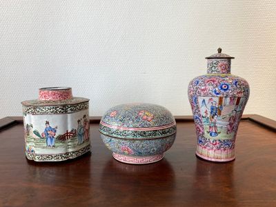 Een Chinese dekselvaas, een dekselkom en een theebus in Canton email, Qianlong — foto 2