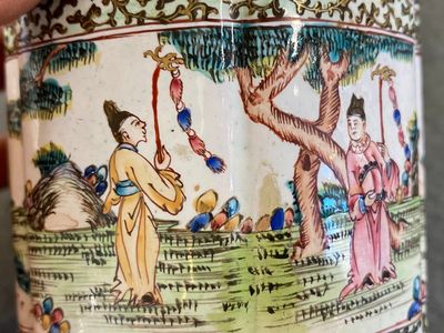 Een Chinese dekselvaas, een dekselkom en een theebus in Canton email, Qianlong — foto 9