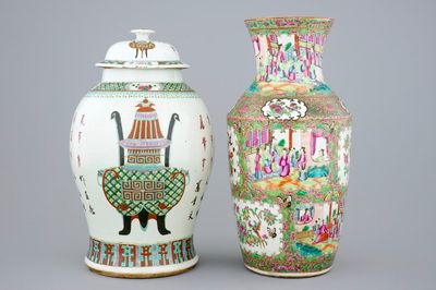 Een Chinese dekselvaas en een Canton famille rose vaas, 19e eeuw