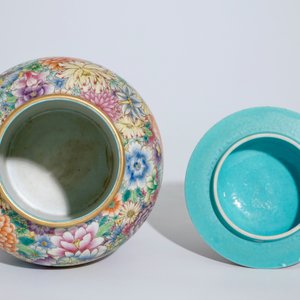 Een Chinese dekselvaas met famille rose millefleurs decor, Qianlong merk, 20e eeuw — foto 5
