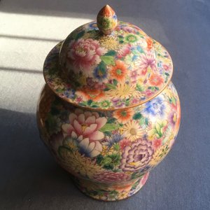 Een Chinese dekselvaas met famille rose millefleurs decor, Qianlong merk, 20e eeuw — foto 8
