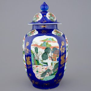 Een Chinese dekselvaas met famille verte op blue poudré ondergrond, 19e eeuw — foto 3