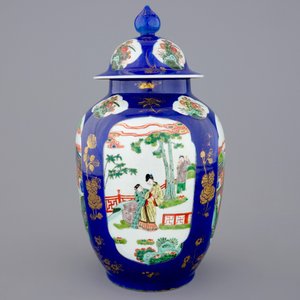 Een Chinese dekselvaas met famille verte op blue poudré ondergrond, 19e eeuw — foto 4