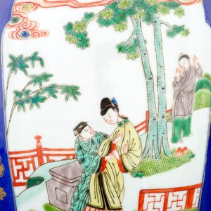 Een Chinese dekselvaas met famille verte op blue poudré ondergrond, 19e eeuw — foto 6