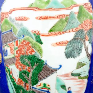 Een Chinese dekselvaas met famille verte op blue poudré ondergrond, 19e eeuw — foto 7