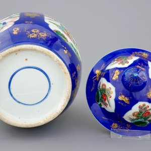 Een Chinese dekselvaas met famille verte op blue poudré ondergrond, 19e eeuw — foto 8