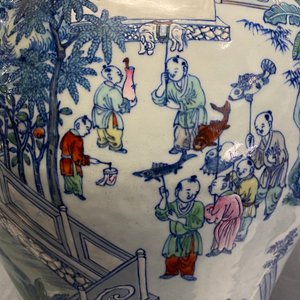 Een Chinese doucai '100 jongens' vaas, Yongzheng/Qianlong — foto 36
