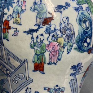 Een Chinese doucai '100 jongens' vaas, Yongzheng/Qianlong — foto 47