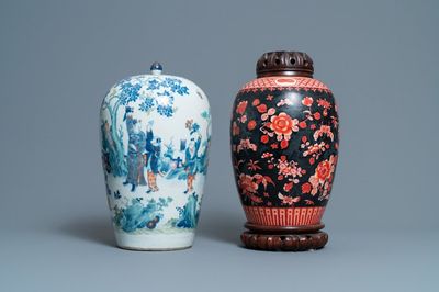 Een Chinese doucai dekselpot en een ijzerrode met zwarte fondkleur, 19e eeuw