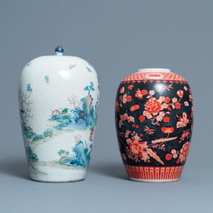 Een Chinese doucai dekselpot en een ijzerrode met zwarte fondkleur, 19e eeuw — foto 4