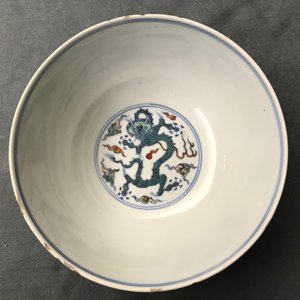 Een Chinese doucai 'draken' kom, Chenghua merk, Kangxi — foto 11
