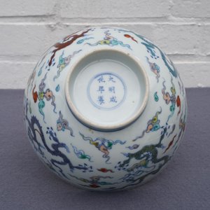 Een Chinese doucai 'draken' kom, Chenghua merk, Kangxi — foto 17