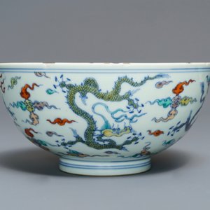 Een Chinese doucai 'draken' kom, Chenghua merk, Kangxi — foto 4