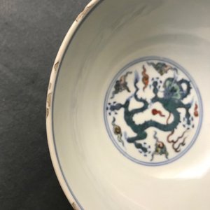 Een Chinese doucai 'draken' kom, Chenghua merk, Kangxi — foto 8