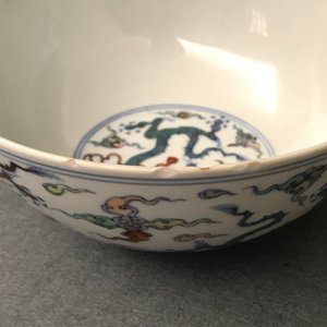 Een Chinese doucai 'draken' kom, Chenghua merk, Kangxi — foto 10
