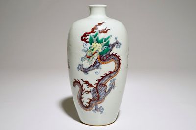 Een Chinese doucai "draken" meiping vaas, 20e eeuw
