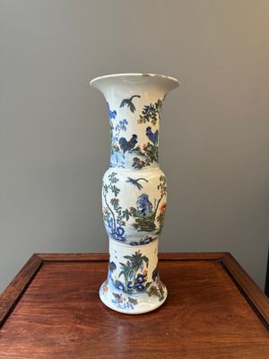 Een Chinese doucai 'gu' vaase met hanen, Qianlong merk, 19e eeuw — foto 1