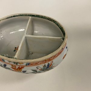 Een Chinese doucai kom, een famille verte specerijendoos en een wucai theebus, Kangxi en later — foto 17