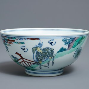Een Chinese doucai kom met een aap en een hert, Chenghua merk, Kangxi — foto 1