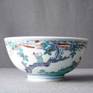 Een Chinese doucai kom met een aap en een hert, Chenghua merk, Kangxi — foto 17