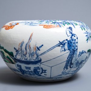 Een Chinese doucai kom met een smid, Qianlong merk, Republiek, 20e eeuw — foto 1