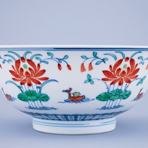 Een Chinese doucai kom met eenden in een lotusvijver, Qianlong zegelmerk en mog. periode — foto 3