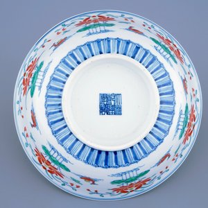 Een Chinese doucai kom met eenden in een lotusvijver, Qianlong zegelmerk en mog. periode — foto 7
