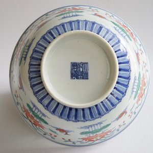 Een Chinese doucai kom met eenden in een lotusvijver, Qianlong zegelmerk en mog. periode — foto 10