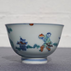 Een Chinese doucai kom met figuren in een landschap, Kangxi merk, 19/20e eeuw — foto 11