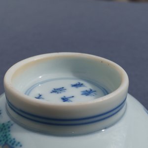Een Chinese doucai kom met figuren in een landschap, Kangxi merk, 19/20e eeuw — foto 17