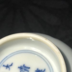 Een Chinese doucai kom met figuren in een landschap, Kangxi merk, 19/20e eeuw — foto 21