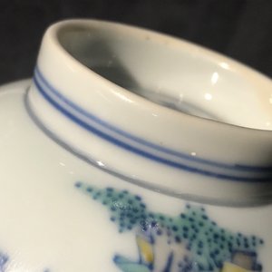 Een Chinese doucai kom met figuren in een landschap, Kangxi merk, 19/20e eeuw — foto 27