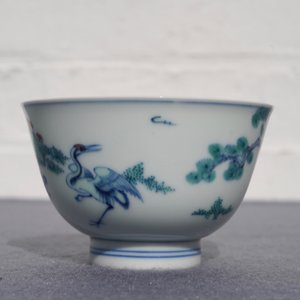 Een Chinese doucai kom met figuren in een landschap, Kangxi merk, 19/20e eeuw — foto 9