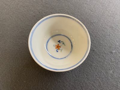 Een Chinese doucai kom met floraal decor, Yongzheng merk en mogelijk periode — foto 1