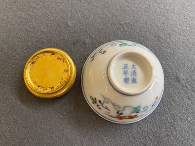 Een Chinese doucai kom met floraal decor, Yongzheng merk en mogelijk periode — foto 2