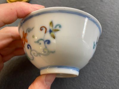 Een Chinese doucai kom met floraal decor, Yongzheng merk en mogelijk periode — foto 5