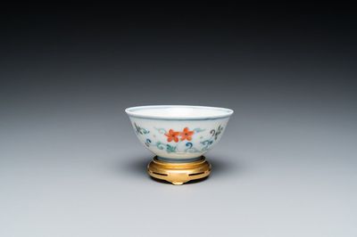 Een Chinese doucai kom met floraal decor, Yongzheng merk en mogelijk periode