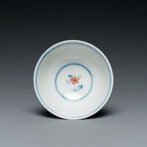 Een Chinese doucai kom met floraal decor, Yongzheng merk en mogelijk periode — foto 6