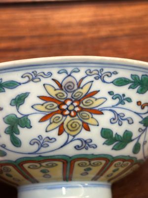 Een Chinese doucai kom met lotusslingers, Qianlong merk en periode — foto 13