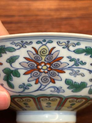 Een Chinese doucai kom met lotusslingers, Qianlong merk en periode — foto 14