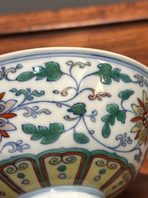 Een Chinese doucai kom met lotusslingers, Qianlong merk en periode — foto 15