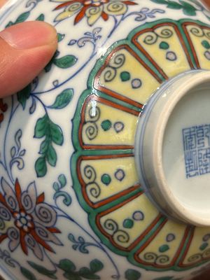 Een Chinese doucai kom met lotusslingers, Qianlong merk en periode — foto 17