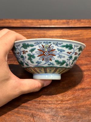 Een Chinese doucai kom met lotusslingers, Qianlong merk en periode — foto 4