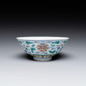 Een Chinese doucai kom met lotusslingers, Qianlong merk en periode — foto 1