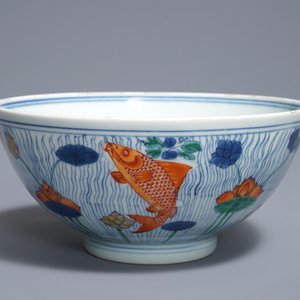 Een Chinese doucai kom met vissen in een lotusvijver, Xuande merk, Kangxi — foto 7