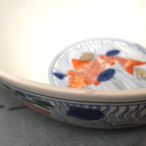 Een Chinese doucai kom met vissen in een lotusvijver, Xuande merk, Kangxi — foto 9