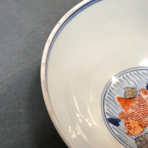Een Chinese doucai kom met vissen in een lotusvijver, Xuande merk, Kangxi — foto 10